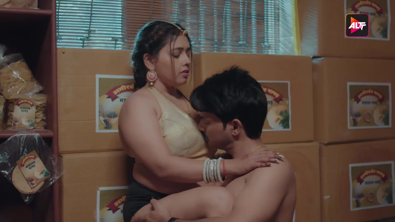 Ghoonghat Ki Aad Mein